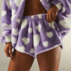 Short En Matière Fausse Fourrure Avec Motifs Cœurs