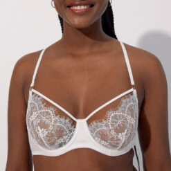 Soutien-gorge Corbeille En Dentelle Florale Et Jeux De Liens