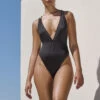 Maillot De Bain Une Pièce Noir Avec Bijou Et Jeu De Liens